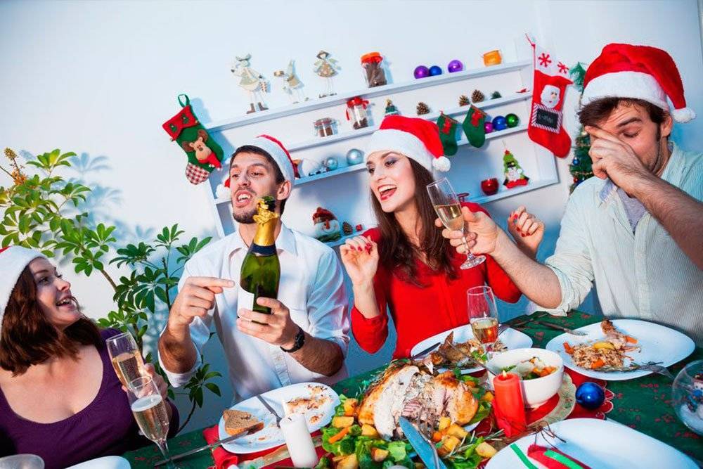 16 веселых новогодних конкурсов, игр и викторин за праздничным столом для семьи, друзей, корпоратива | blooming woman