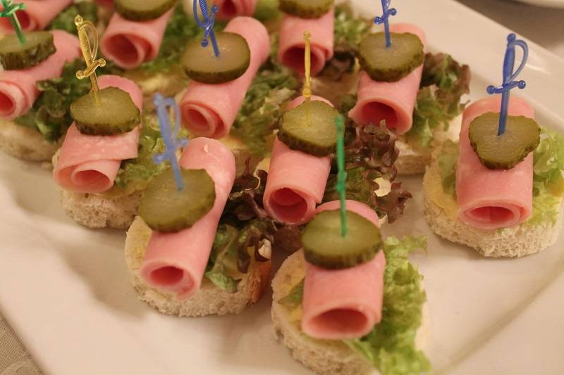 Бутерброды на праздничный стол - 20 простых, вкусных и недорогих рецептов с фото