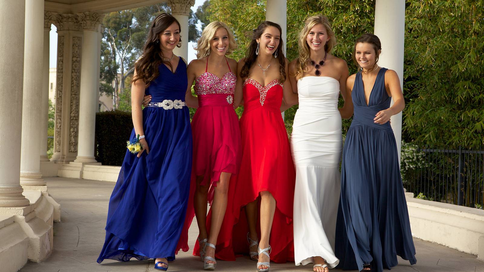 Платья на выпускной 9 или 11 класс, красивые синие и красные фасоны средней длины, в пол и со шлейфом, белые бальные варианты для выпускного вечера