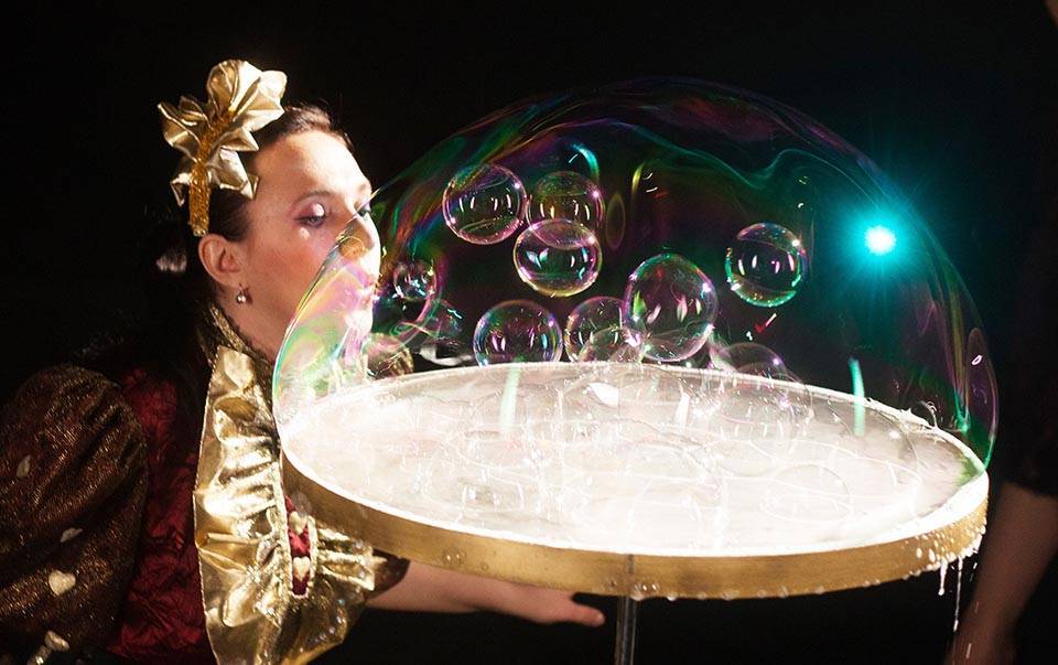 Как организовать шоу мыльных пузырей и в чем его волшебство?
как организовать шоу мыльных пузырей и в чем его волшебство?