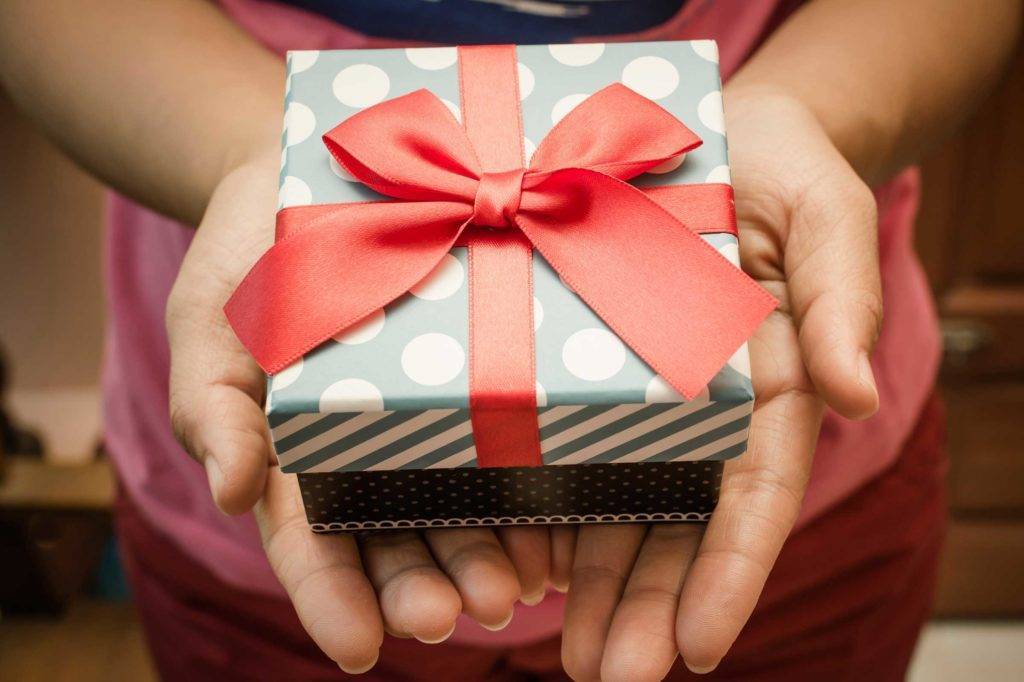 Что подарить жене на день рождения: большая подборка идей
