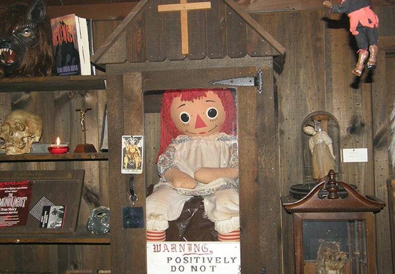 Музей оккультизма уорренов: едем в гости к кукле анабель | fiestino.ru