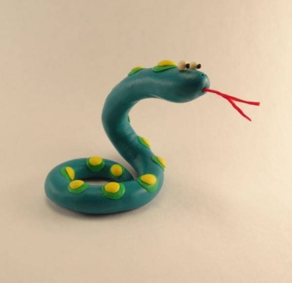 Лепим змею из пластилина. змея из пластилина, соленого теста, полимерной глины и марципана. лепка полосатой змеи из пластилина двух цветов