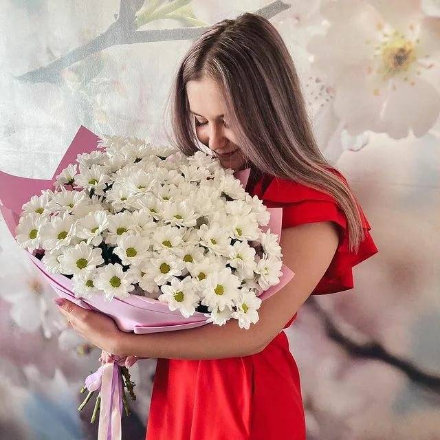 Какие цветы подарить женщине и как выбрать - списки и советы