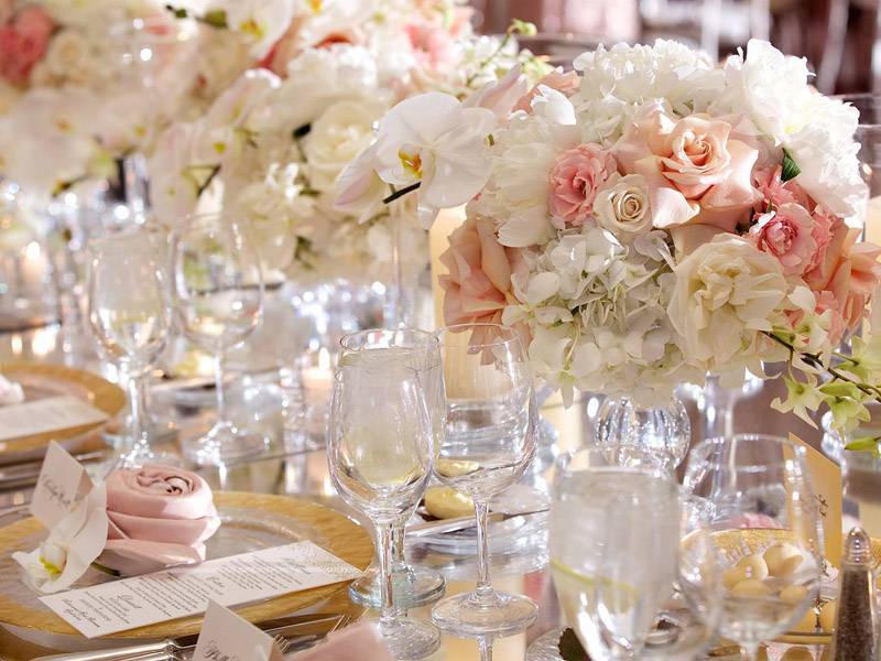 Какие цветы дарят на свадьбу молодоженам любимые гости и родители. фото и советы