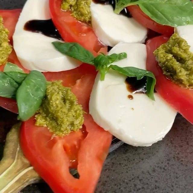 Салат капрезе — классический рецепт с моцареллой и помидорами