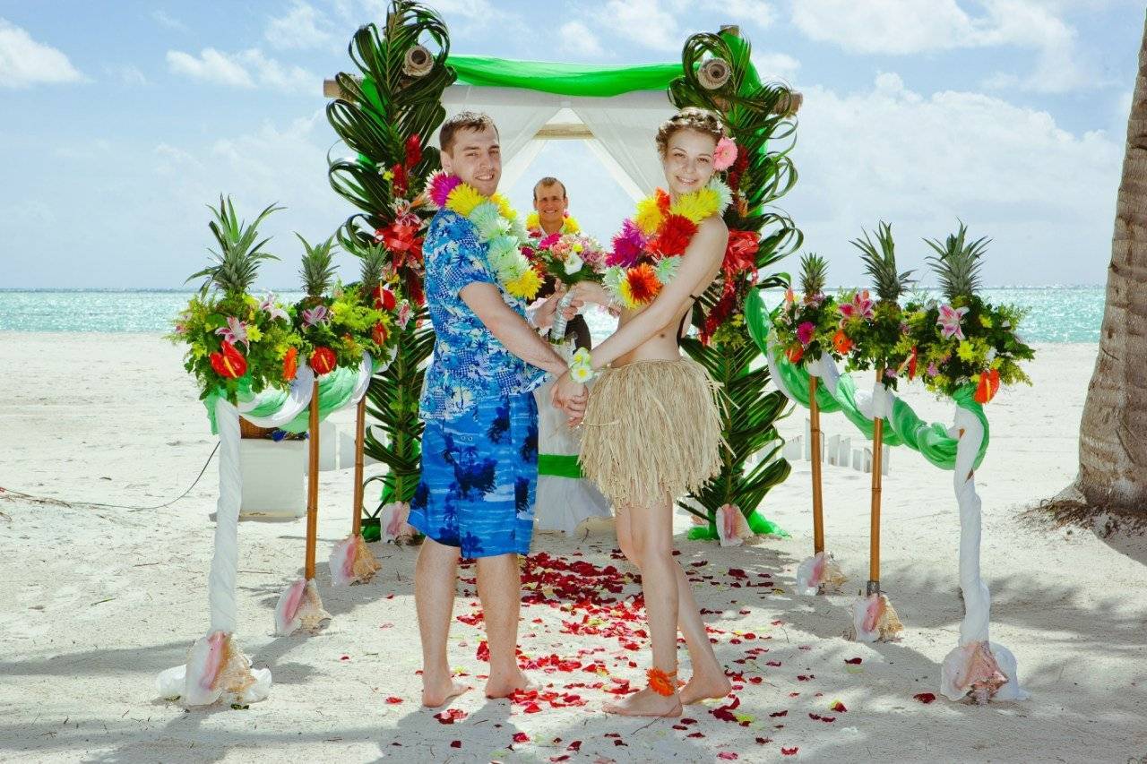 Гавайская свадьба: советы и идеи по воплощению райского ощущения