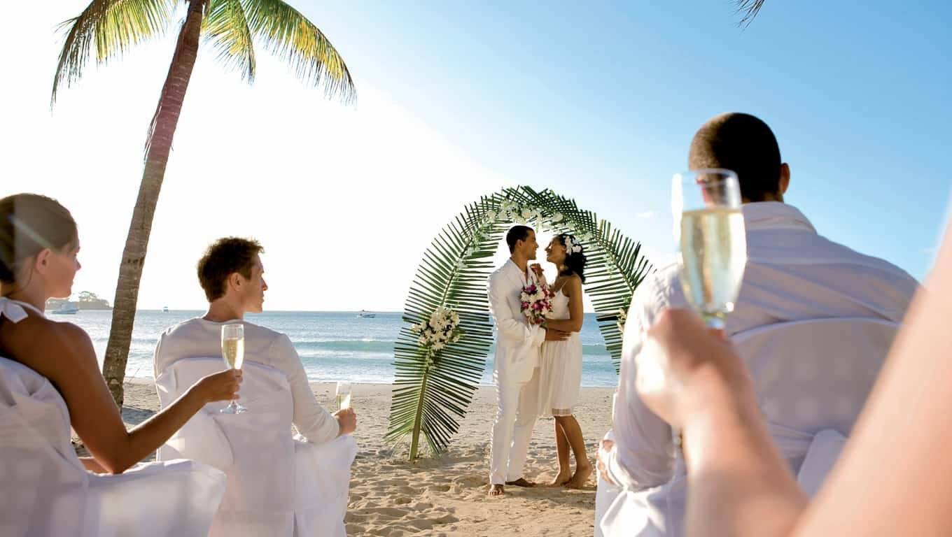 Как организовать свадьбу за границей: список стран с официальной и символической церемонией для двоих на пляже