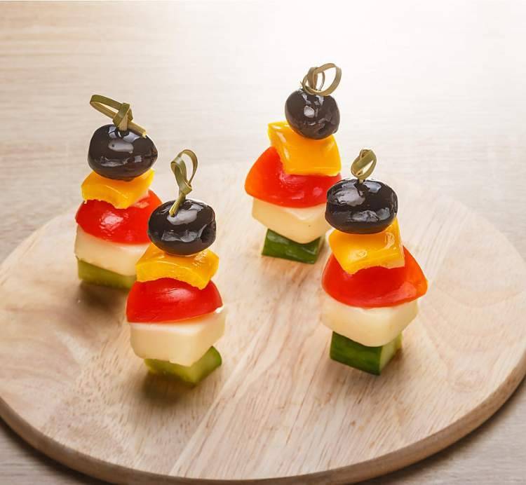 11 простых и вкусных канапе на шпажках для праздничного стола
