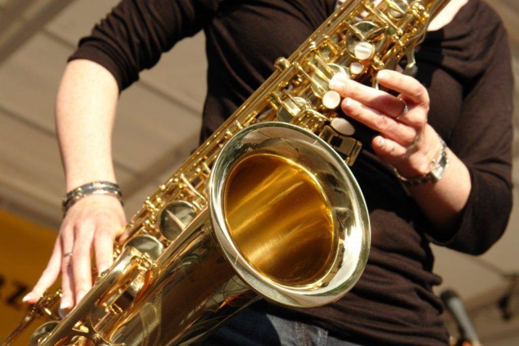 Как играть на саксофоне