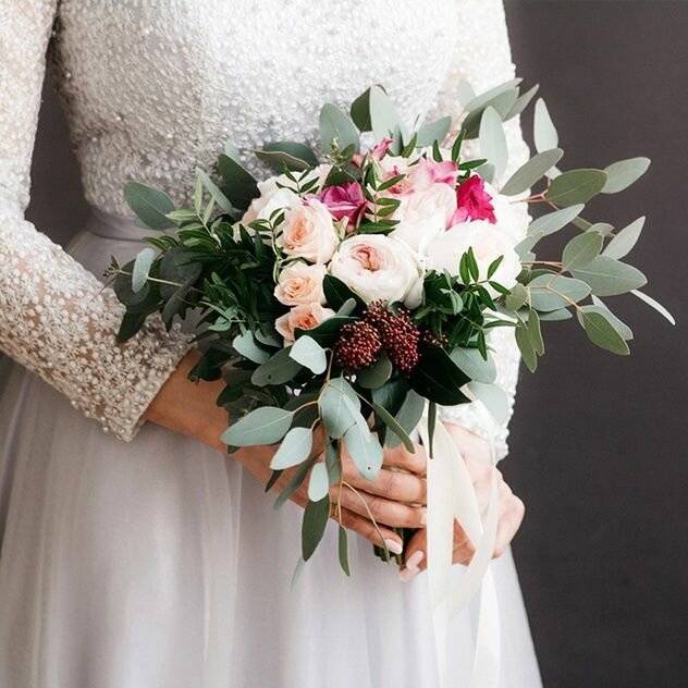 Советуют флористы: как подобрать форму букета под свадебное платье?
