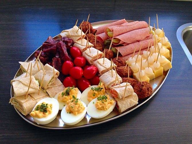 Сырная тарелка – красивое оформление в домашних условиях к праздничному столу