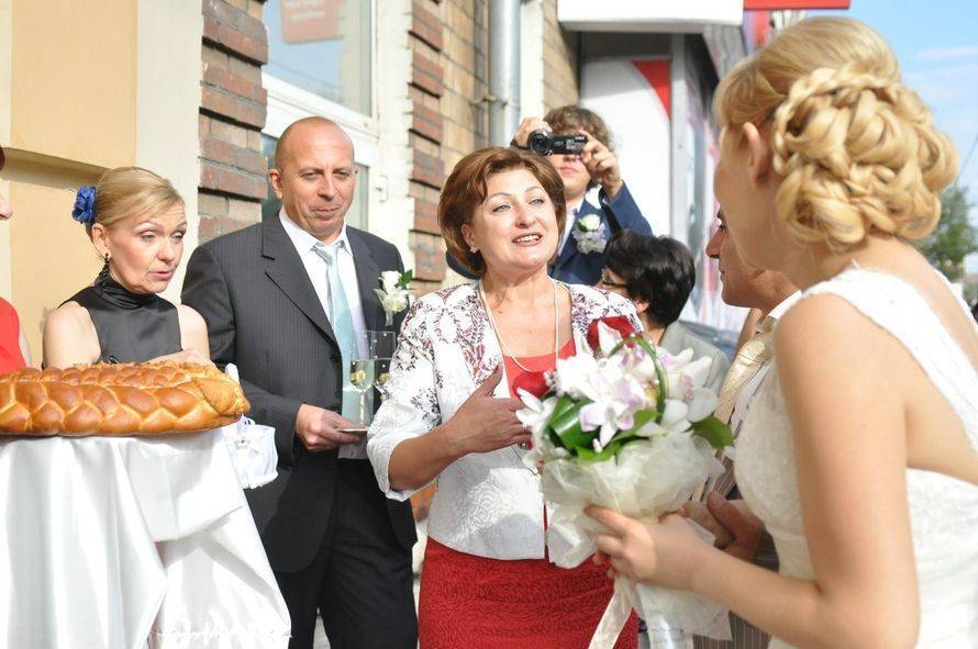 Свадебные традиции: встреча с караваем молодых. речь при встрече молодых с караваем :: syl.ru