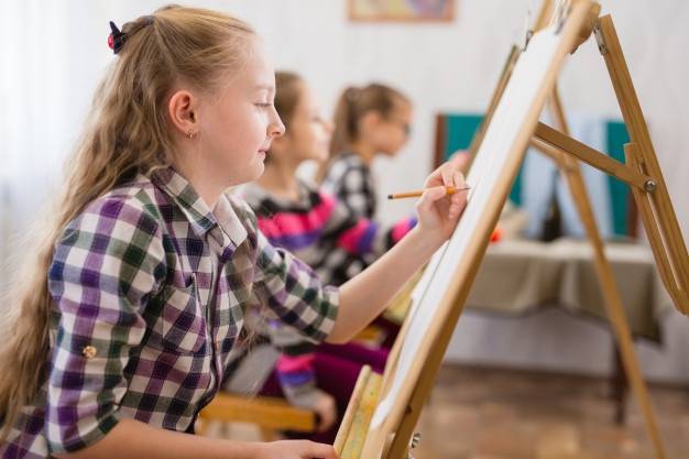 Полезные навыки: чему научат в детской художественной школе.