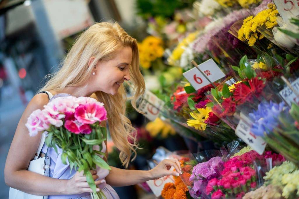 Какие цветы подарить девушке и сколько их должно быть в букете
