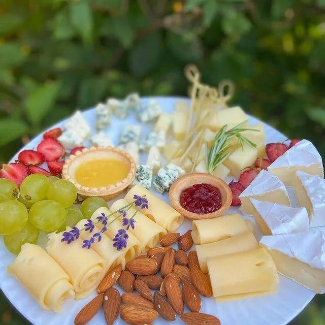 Сырная тарелка - состав ассорти. как красиво нарезать сыр и оформить сырную тарелку на праздничный стол с фото