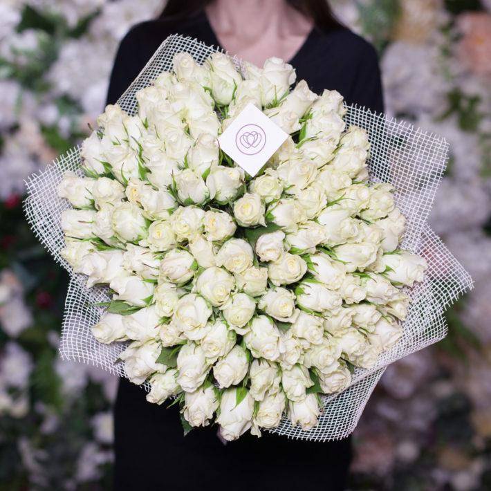 Когда дарят белые розы — символика подарка и приметы