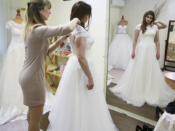 Примерка свадебного платья: как и с кем выбирать наряд