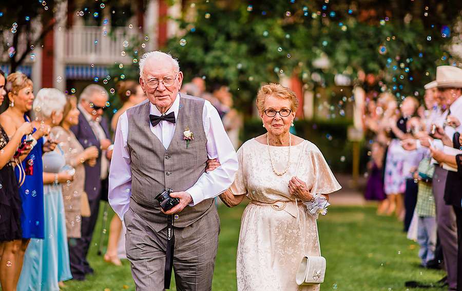 Серебряная свадьба: почему так называются 25 лет совместной жизни, что дарят в этот день родителям, родственникам, друзьям, мужу, жене, оригинальные варианты