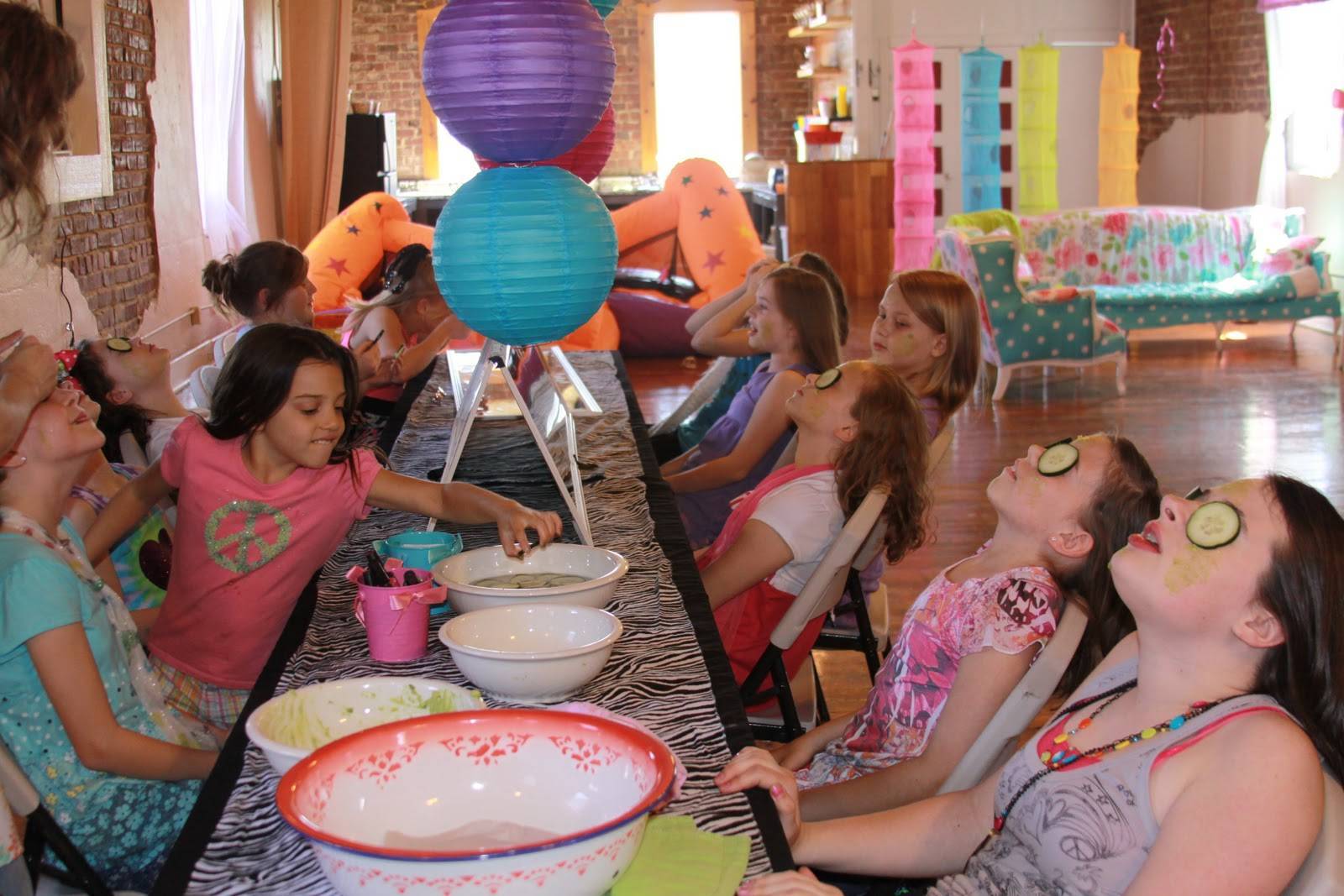 Пижамная вечеринка дома для девочек. конкурсы и игры на пижамную вечеринку