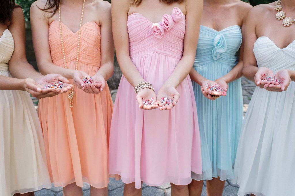 Подружки невесты в одинаковых платьях: фото и идеи стильных нарядов