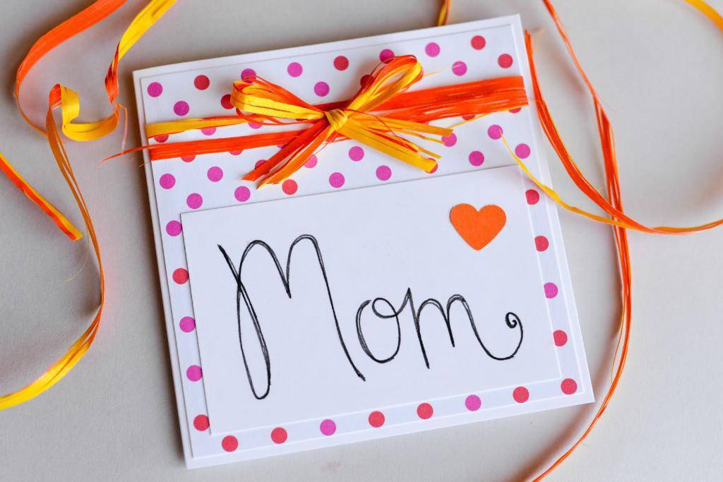 441 идея что подарить маме на день рождения с примерами и советами