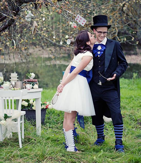 Чудеса только начинаются: как правильно организовать свадебное торжество в стиле сказки "алиса в стране чудес"