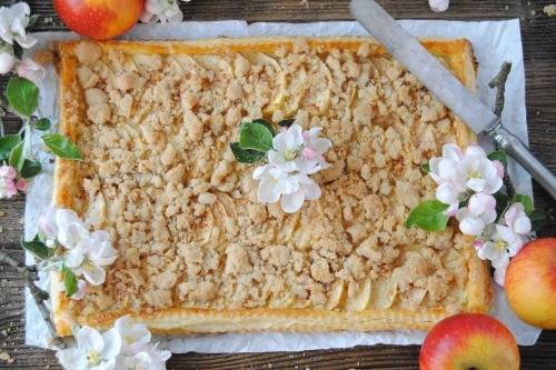 7 рецептов пирога из слоеного теста с яблоками