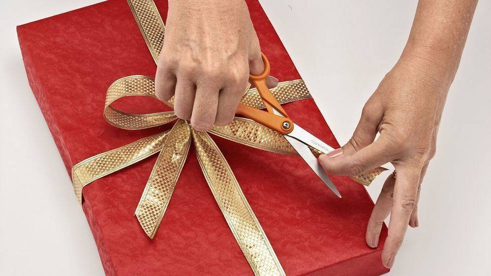 Как упаковать подарок в подарочную бумагу без коробки: упаковываем своими руками большой и маленький, круглый и квадратный подарок