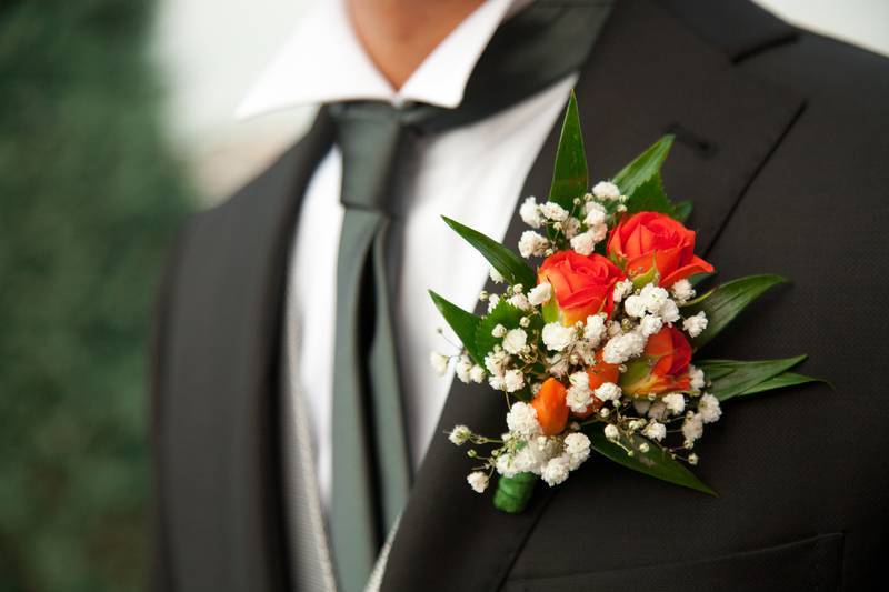 Бутоньерка жениха: прекрасное украшение ко дню свадьбы