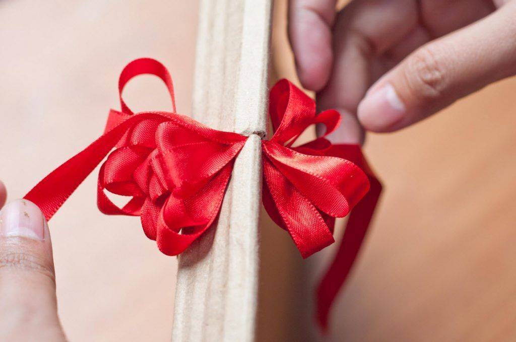 Как красиво завязать бант из ленты (120 фото): пошагово делаем для подарка, волос, коробки, на платье и цветы своими руками