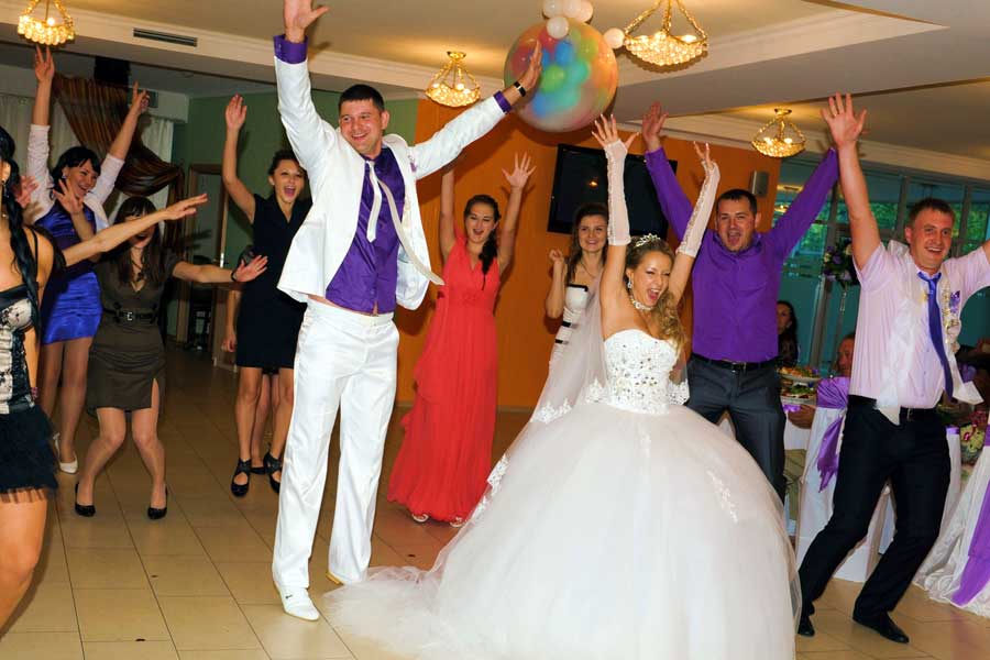 Прикольные свадебные игры и конкурсы для молодых и гостей
