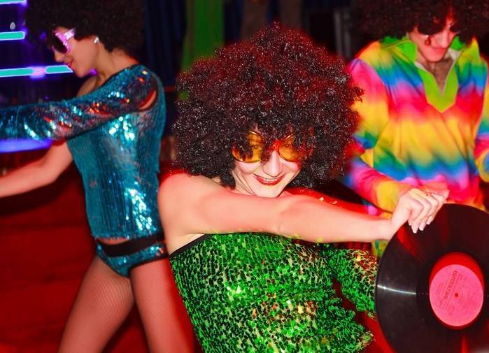 Как одеться на вечеринку в стиле диско