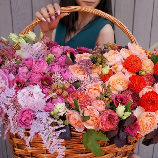 Оформление цветочной корзины своими руками. составление композиций из живых цветов в различных сосудах