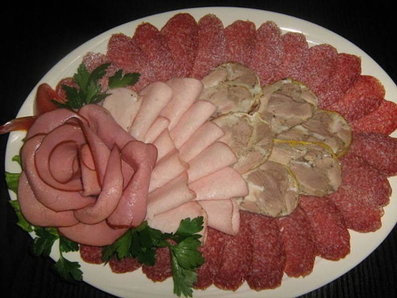 Красивые нарезки на праздничный стол: мясо, сыр, колбаса, фрукты