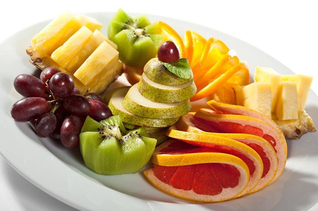 Как оформить фруктовый стол: карвинг из фруктов, фруктовая нарезка на праздничный стол - фото идеи