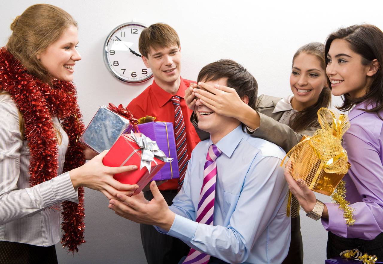 Топ-25 корпоративных подарков сотрудникам на новый год и рождество 2022