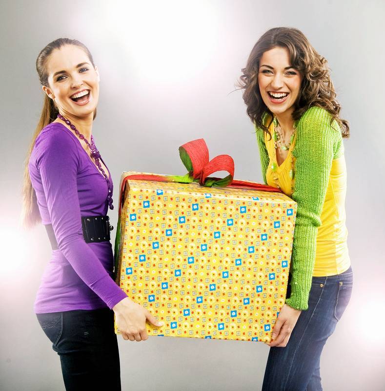 Идеи подарков лучшей подруге на день рождения: по возрастам, handmade и бюджетные | психология отношений