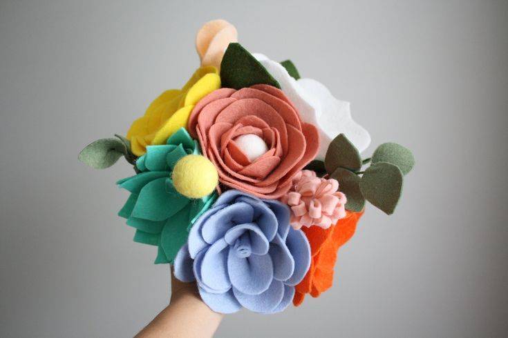 Цветы из фетра: модные украшения своими руками
