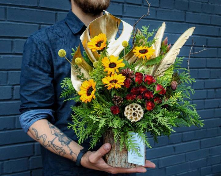 Какие цветы можно подарить мужчине: правила составления мужского букета