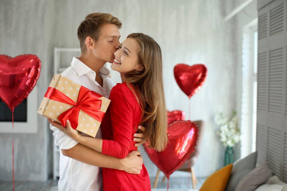 Романтический подарок девушке: что подарить, лучшие идеи