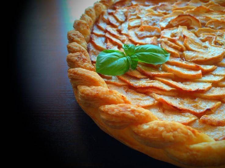 Пирог из слоеного теста с яблочной начинкой