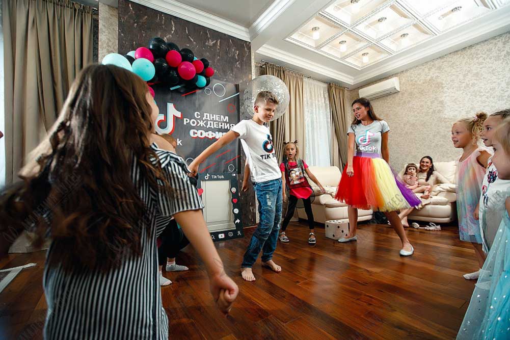 Новые танцевальные и музыкальные конкурсы и игры для корпоратива ко дню учителя "классный праздник"