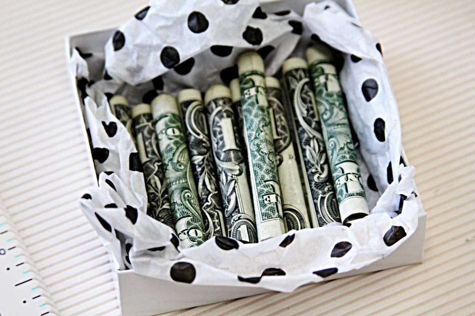 Как подарить деньги оригинально на день рождения мужчине и женщине