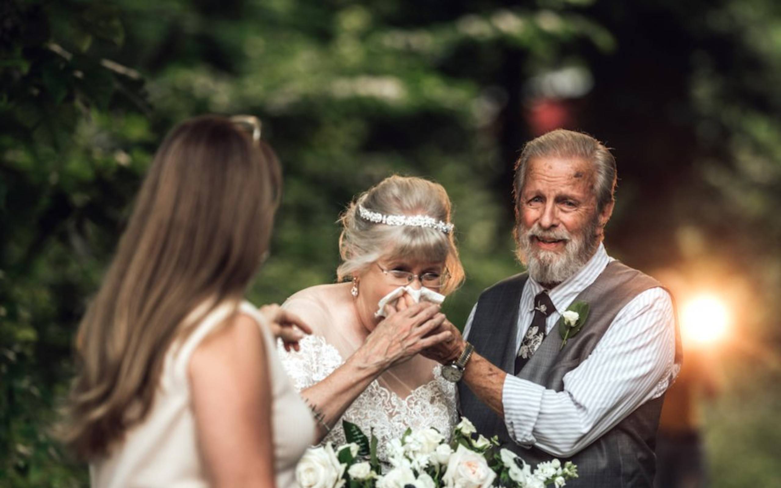 Бриллиантовая  свадьба: сколько лет, что подарить? годовщина свадьбы (60 лет совместной жизни): какая свадьба?
