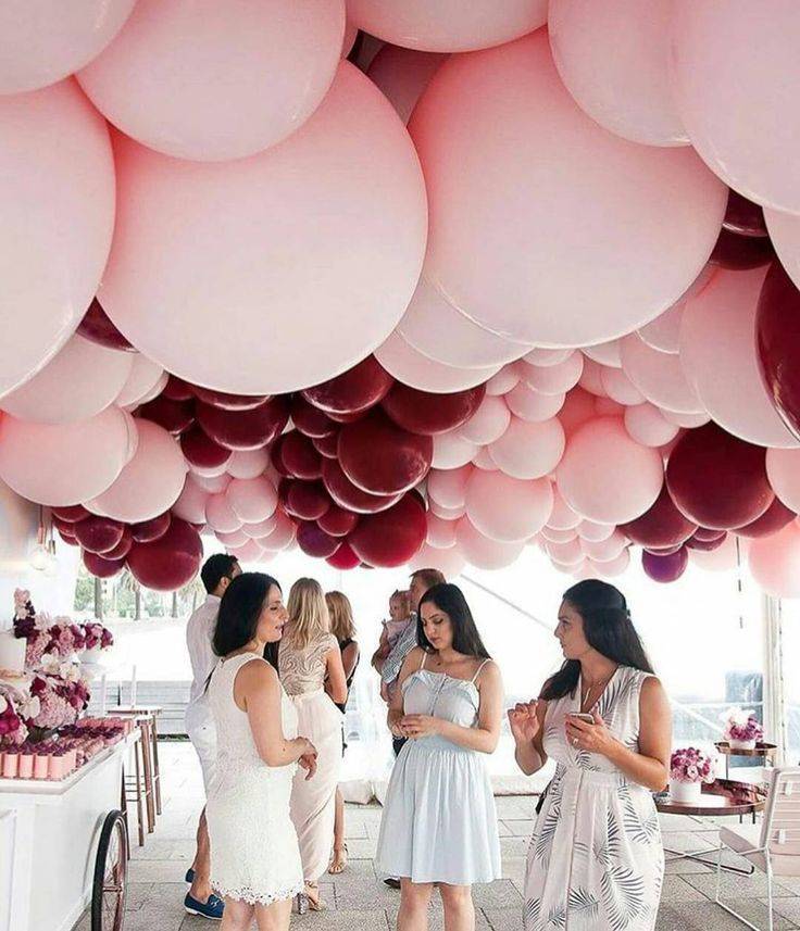 Оформление свадебного зала воздушными шарами (фото)
