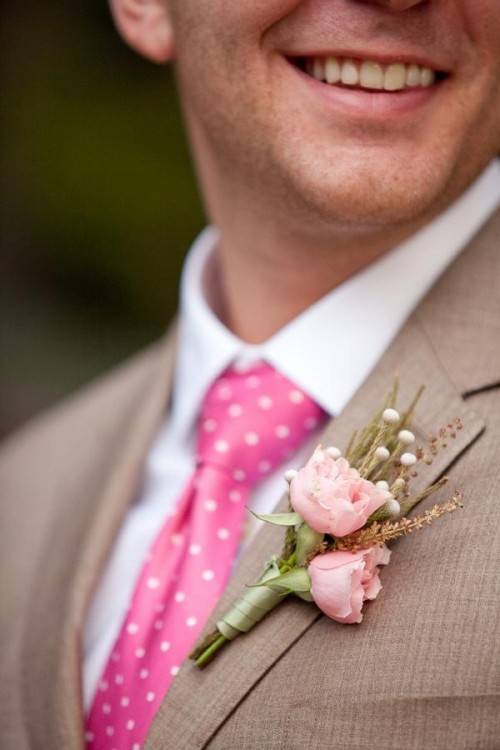 Стильная свадьба: бутоньерка своими руками из цветов и атласа