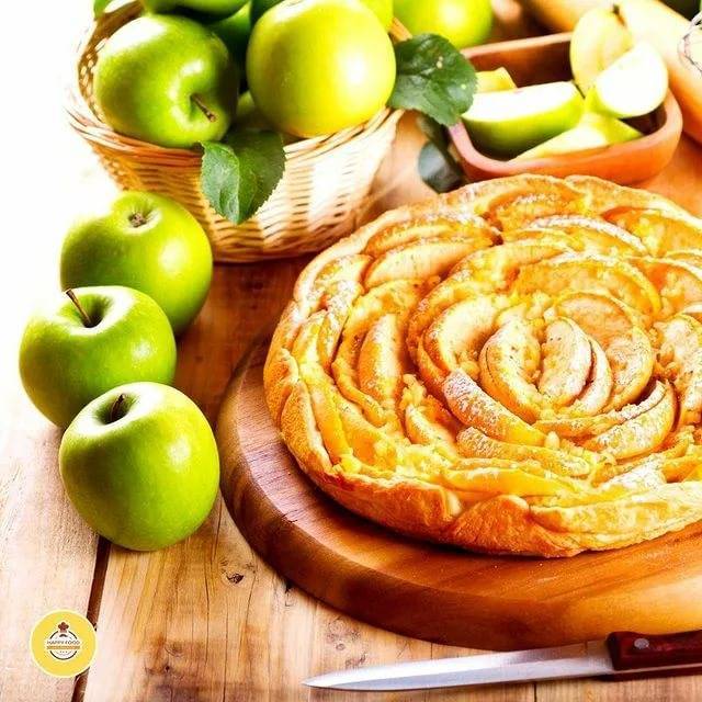 Слоеный пирог с яблоками из готового теста: 5 рецептов