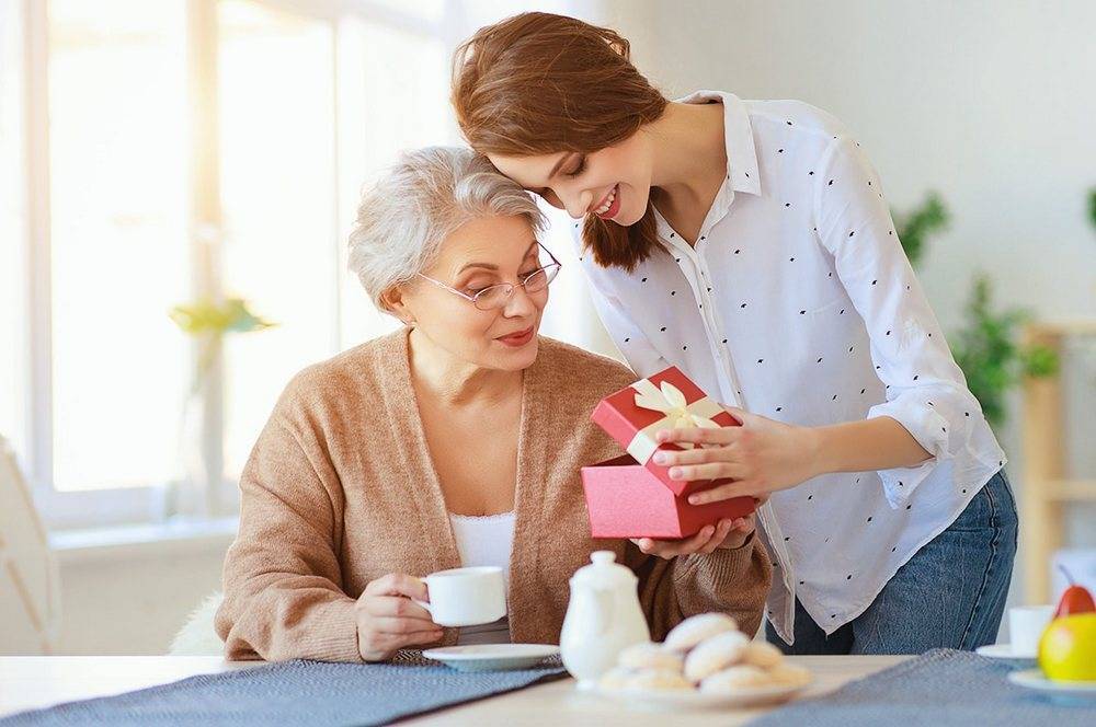 Как порадовать бабушку: что подарить на день рождения пожилой или старенькой женщине, чтобы ей было приятно