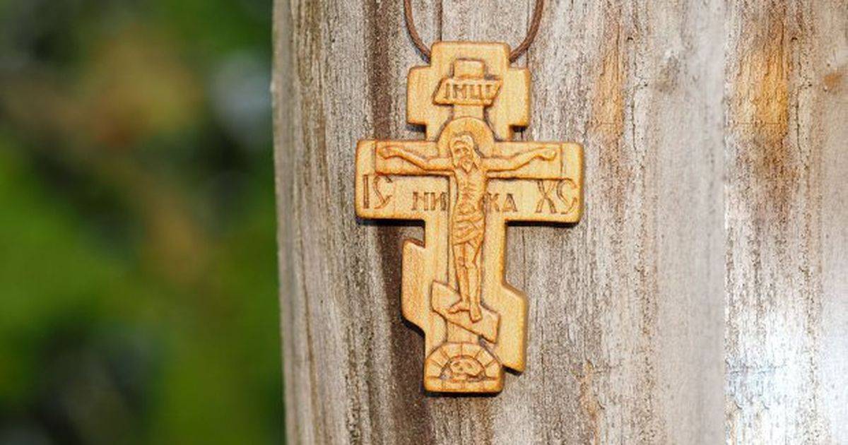 Можно ли дарить крестик: мнение церкви и суеверия, кто может преподнести, на какой повод? | праздник для всех